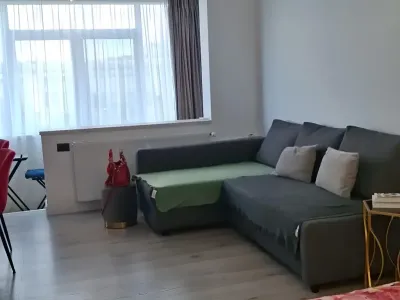 living cu canapea si masa apartament inchiriere Sector 1, București